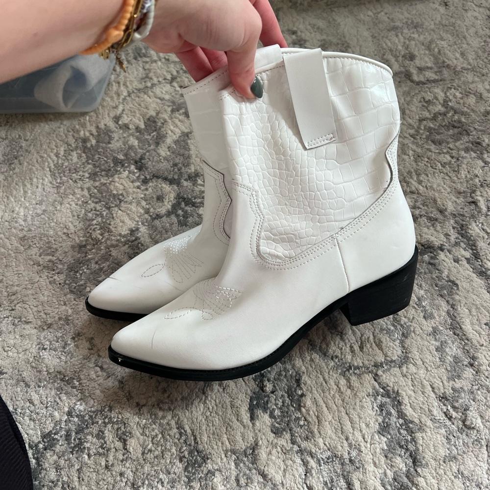 Boutique White booties